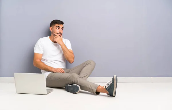 Jovem Com Seu Laptop Sentado Chão Pensando Uma Ideia — Fotografia de Stock