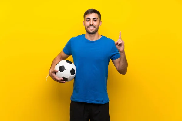 Jovem Jogador Futebol Bonito Homem Sobre Isolado Parede Amarela Apontando — Fotografia de Stock