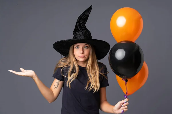 Joven Bruja Sosteniendo Globos Aire Negro Naranja Teniendo Dudas Con —  Fotos de Stock