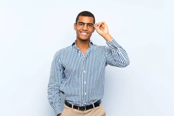 Jovem Morena Bonito Homem Sobre Isolado Fundo Azul Com Óculos — Fotografia de Stock