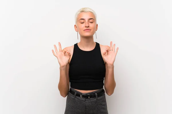 Menina Adolescente Com Cabelo Curto Sobre Parede Branca Pose Zen — Fotografia de Stock