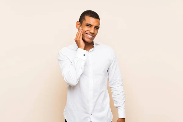 Jovem Homem Morena Bonito Sobre Fundo Isolado Com Dor Dente — Fotografia de Stock