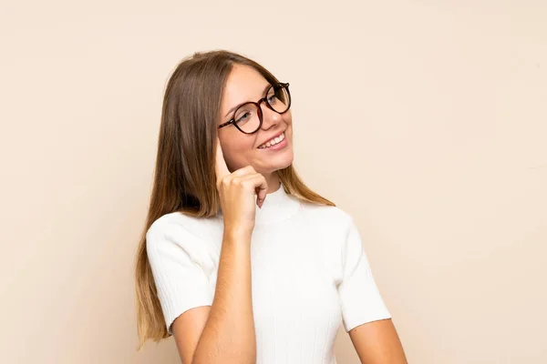 Mujer Rubia Joven Sobre Fondo Aislado Con Gafas —  Fotos de Stock