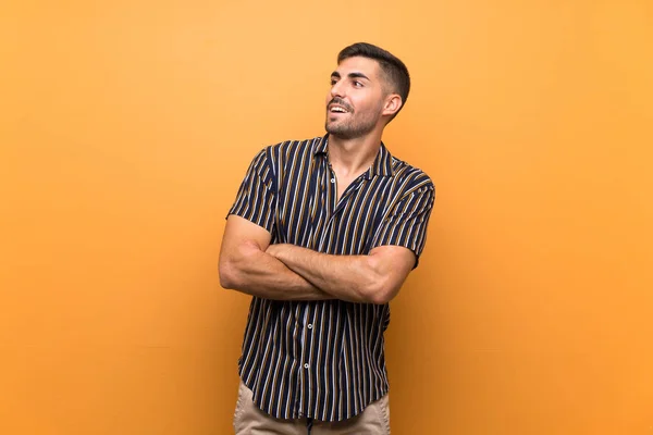 Bonito Homem Com Barba Sobre Fundo Isolado Feliz Sorrindo — Fotografia de Stock