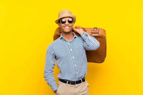 Morena Hombre Sosteniendo Maletín Vintage Sobre Aislado Fondo Amarillo Sonriendo —  Fotos de Stock