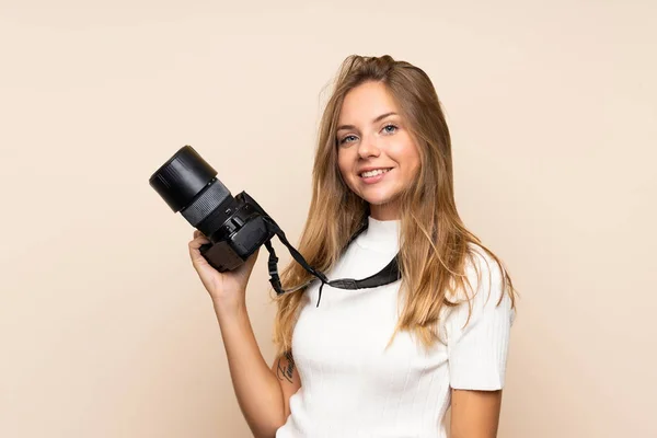 Jeune Femme Blonde Sur Fond Isolé Avec Une Caméra Professionnelle — Photo