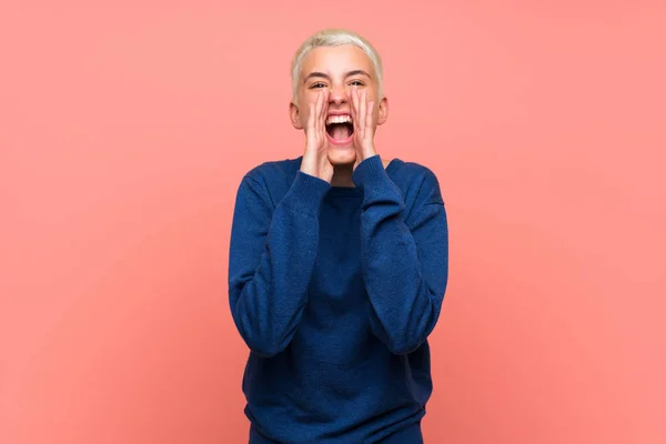 Teenager Mädchen Mit Weißen Kurzen Haaren Über Rosa Wand Schreit — Stockfoto