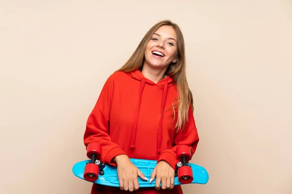 Jovem Loira Sobre Fundo Isolado Com Skate — Fotografia de Stock