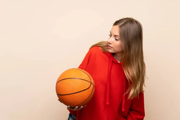 Jovem Loira Sobre Fundo Isolado Com Bola Basquete — Fotografia de Stock