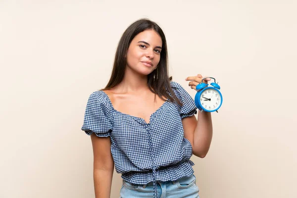 Jeune Fille Sur Fond Isolé Tenant Réveil Vintage — Photo