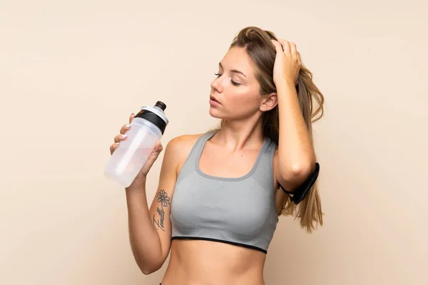 Joven Chica Deportiva Rubia Sobre Fondo Aislado Con Botella Agua —  Fotos de Stock