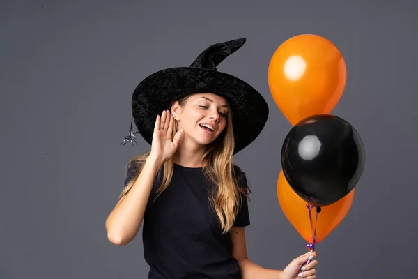 Joven Bruja Sosteniendo Globos Aire Negro Naranja Escuchando Algo —  Fotos de Stock