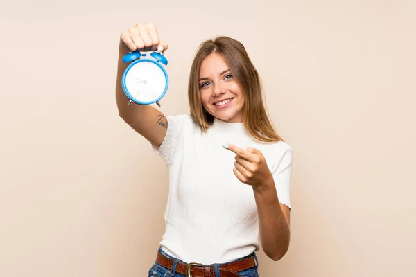 Jovem Loira Mulher Sobre Isolado Fundo Segurando Vintage Despertador Relógio — Fotografia de Stock