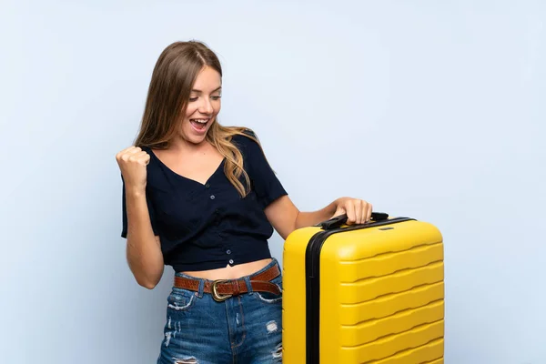 Reisende Blonde Frau Mit Koffer Feiert Einen Sieg — Stockfoto