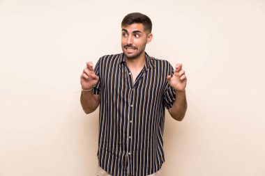 Parmakları geçiş ile izole arka plan üzerinde sakallı yakışıklı adam