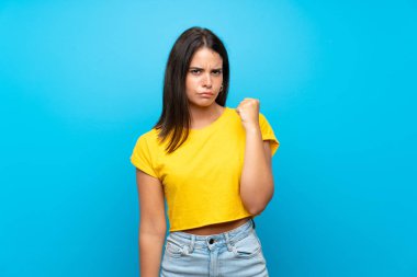 Kızgın bir hareketle soyutlanmış mavi bir geçmişi olan genç kız.