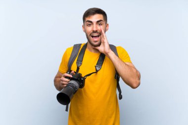 Genç fotoğrafçı adam ağzı tamamen açık bağırıyor