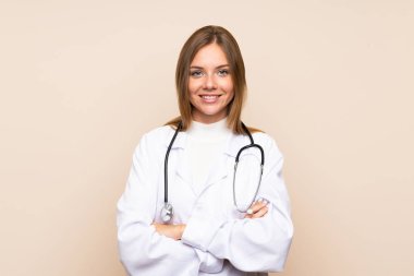 Doktor önlüğüyle izole edilmiş genç sarışın kadın.