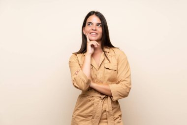 Tecrit edilmiş genç bir kız yan tarafa bakıyor.