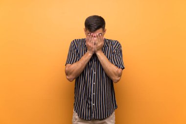 Sakallı, sakallı, soyutlanmış, hasta bir yüzü olan yakışıklı bir adam.