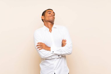 Genç, yakışıklı, esmer, soyutlanmış bir adam. Omuzlarını kaldırırken şüpheyle hareket ediyor.