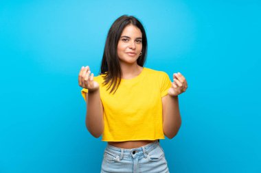 Soyutlanmış mavi bir geçmişi olan genç bir kız para hareketi yapıyor.