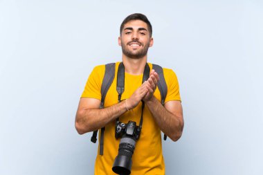 Genç fotoğrafçı alkışlıyor.