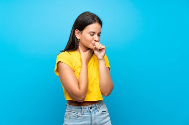 Soyutlanmış mavi geçmişi olan genç bir kız öksürük ve kötü hissetmekten acı çekiyor.