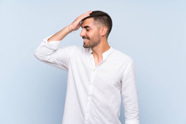 Mavi arka planda sakallı yakışıklı bir adam bir şey fark etti ve çözüme niyetlendi.