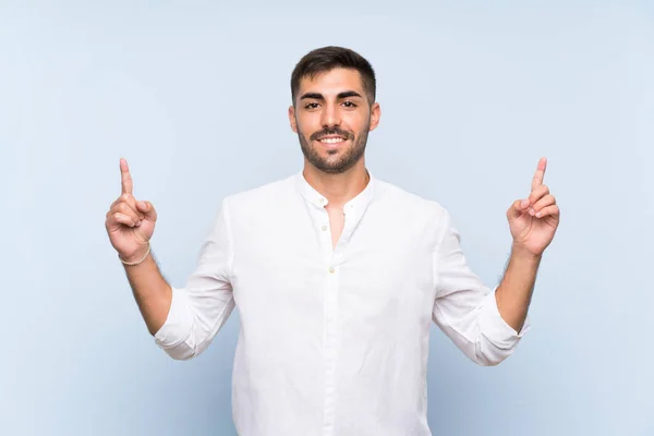 Bello Uomo Con Barba Sfondo Blu Isolato Che Indica Una — Foto Stock