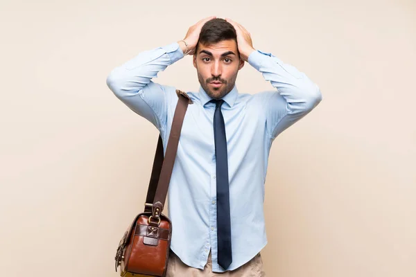 Negocio Joven Con Barba Sobre Fondo Aislado Con Expresión Facial — Foto de Stock