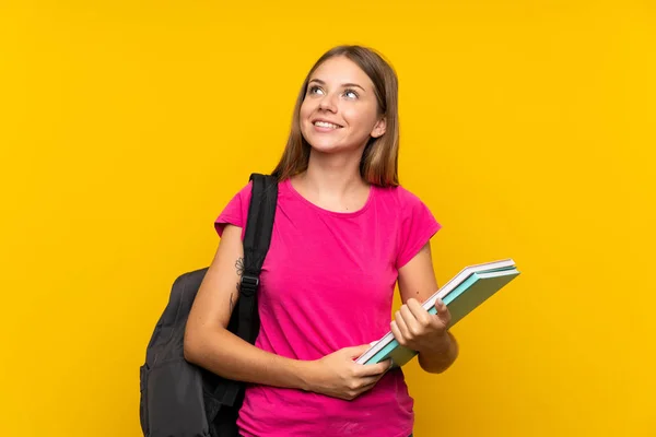 Jovem Estudante Menina Sobre Isolado Fundo Amarelo Olhando Para Cima — Fotografia de Stock