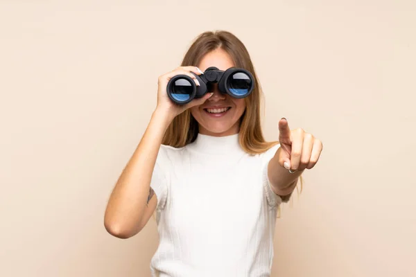 Young Blonde Woman Isolated Background Black Binoculars — Stock Photo, Image