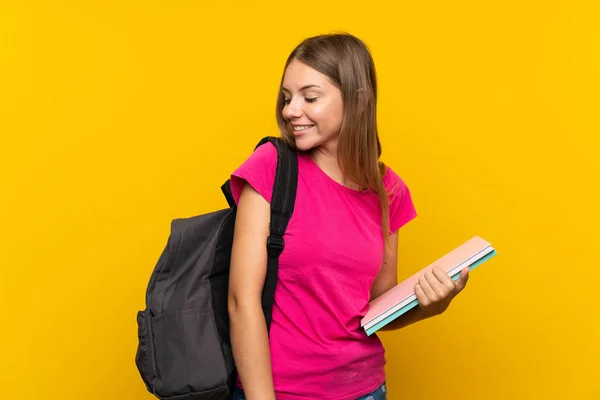 Jovem Estudante Menina Sobre Isolado Fundo Amarelo Com Expressão Feliz — Fotografia de Stock
