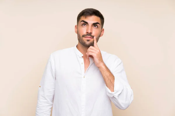 Schöner Mann Mit Bart Über Isoliertem Hintergrund Der Eine Idee — Stockfoto