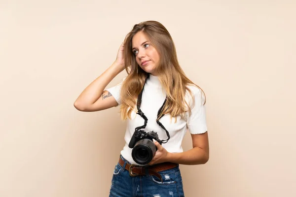 Jong Blond Vrouw Geïsoleerde Achtergrond Met Een Professionele Camera Denken — Stockfoto