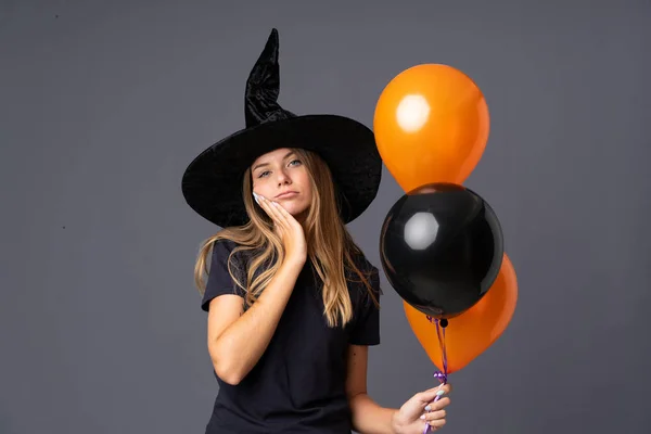 Joven Bruja Sosteniendo Globos Aire Negro Naranja Infeliz Frustrado — Foto de Stock