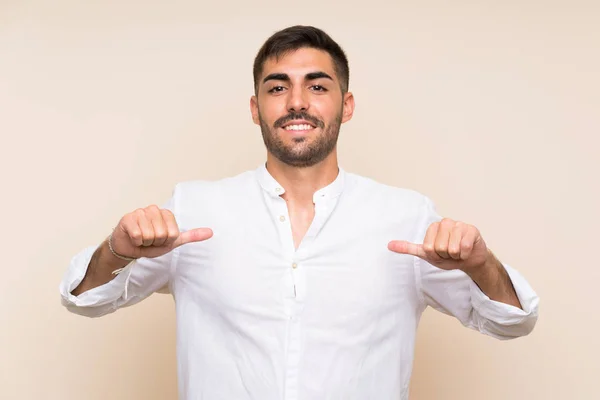 Bonito Homem Com Barba Sobre Fundo Isolado Orgulhoso Auto Satisfeito — Fotografia de Stock