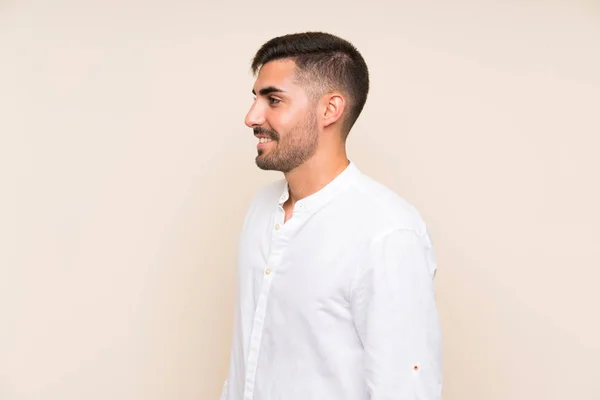 Hombre Guapo Con Barba Sobre Fondo Aislado Mirando Lado — Foto de Stock