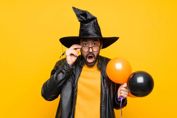 Homme Avec Chapeau Sorcière Tenant Des Ballons Air Noir Orange — Photo