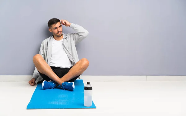 Esporte Homem Sentado Chão Com Dúvidas Com Expressão Facial Confusa — Fotografia de Stock