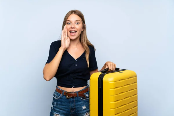 Reisende Blonde Frau Mit Koffer Schreit Mit Weit Aufgerissenem Mund — Stockfoto