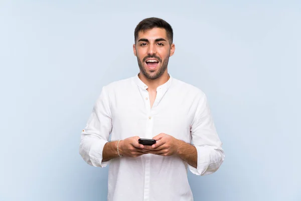 Beau Homme Avec Barbe Sur Fond Bleu Isolé Surpris Envoyant — Photo