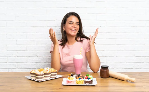 Junges Mädchen Mit Vielen Verschiedenen Mini Kuchen Unglücklich Und Frustriert — Stockfoto