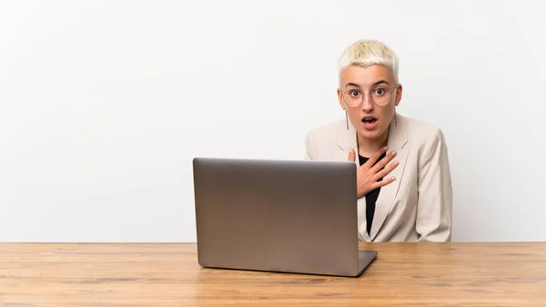 Menina Adolescente Com Cabelo Curto Com Laptop Surpreso Chocado Enquanto — Fotografia de Stock