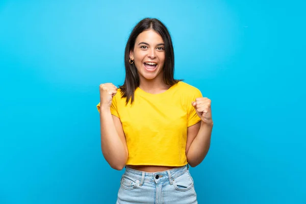 Jovem Sobre Fundo Azul Isolado Celebrando Uma Vitória Posição Vencedor — Fotografia de Stock