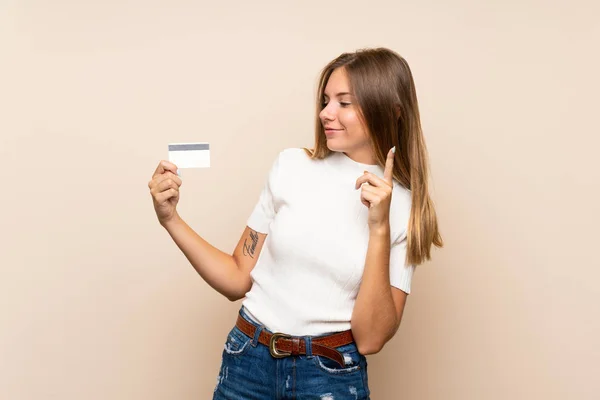 Joven Rubia Sobre Fondo Aislado Sosteniendo Una Tarjeta Crédito — Foto de Stock