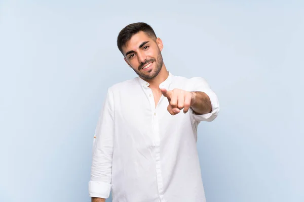 Hombre Guapo Con Barba Sobre Fondo Azul Aislado Señala Con —  Fotos de Stock