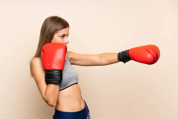 Menina loira jovem com luvas de boxe sobre fundo isolado — Fotografia de Stock