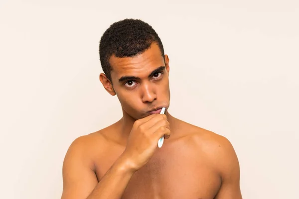 Jeune homme brune beau brossant ses dents — Photo